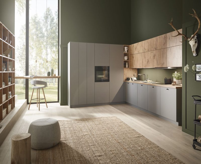 Cuisine moderne grise avec des éléments en bois