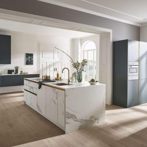 Cuisine moderne avec un îlot en finition effet marbre