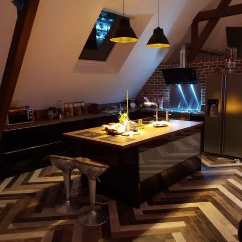 Cuisine ouverte avec meubles noirs