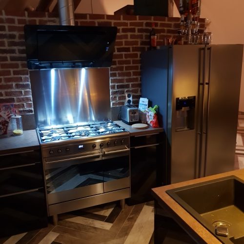 Cuisine moderne équipée d’un frigo américain