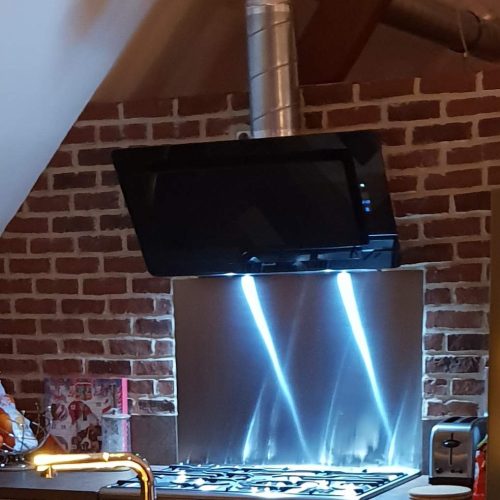 Cuisinière au gaz avec fond de hotte en inox