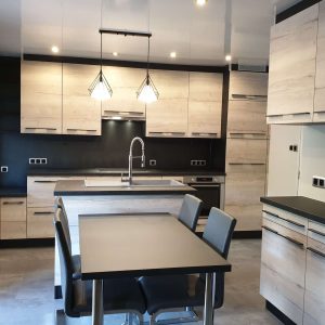 Cuisine en chêne avec veinage horizontal et plan de travail en stratifié ardoise