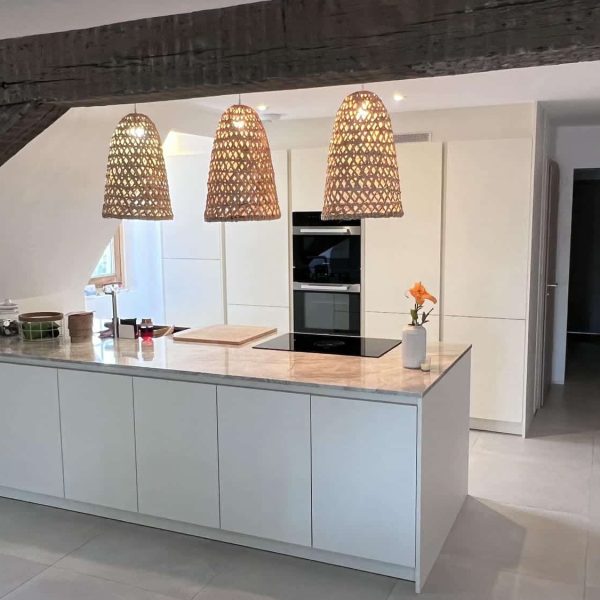 Petite cuisine minimaliste avec un îlot central, optimisant l’espace avec un design épuré et fonctionnel.