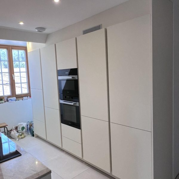 Cuisine à Bouxwiller 4 contemporaine avec rangements élégants et espace fonctionnel