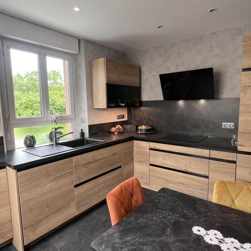Cuisine moderne en bois avec un plan de travail gris foncé, alliant chaleur naturelle et élégance contemporaine.