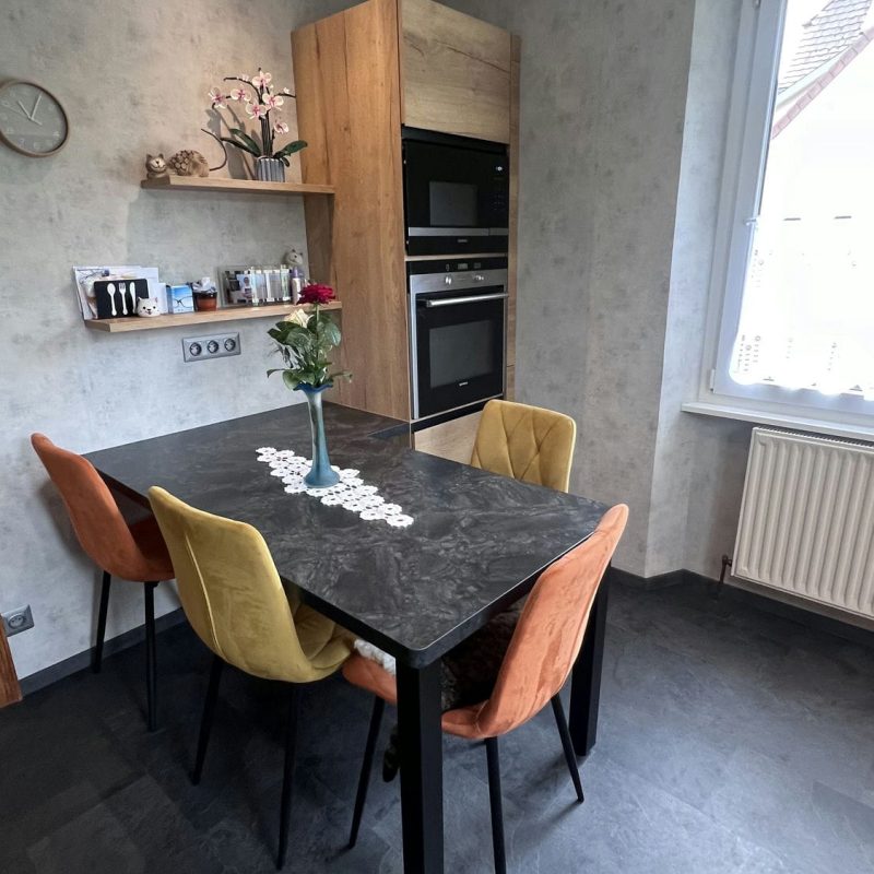 Cuisine à Ingwiller 3 élégante et bien organisée avec surfaces fonctionnelles