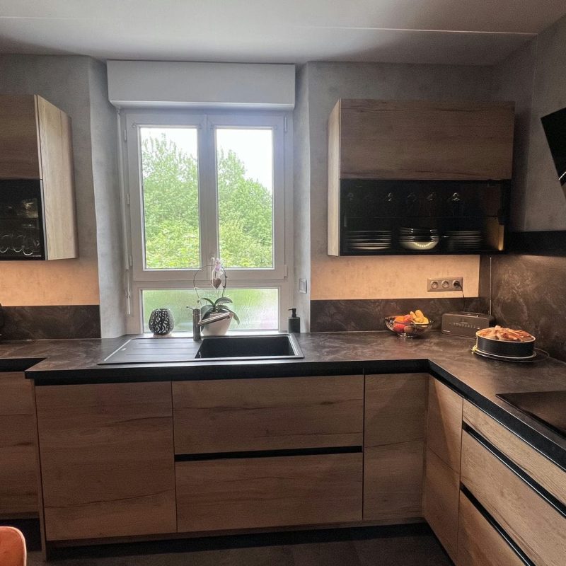 Cuisine à Ingwiller 4 moderne avec plan de travail spacieux et rangements élégants