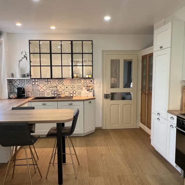 Cuisine avec meubles en frêne blanc au design naturel et lumineux.
