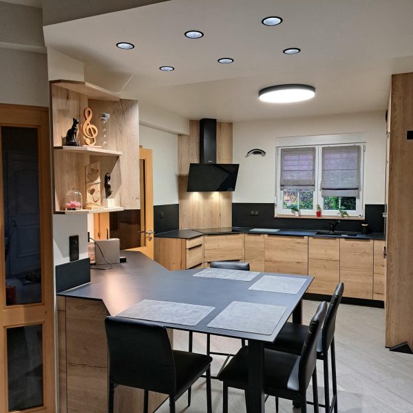Cuisine moderne à Rothbach avec aménagement contemporain et finitions soignées.