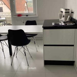 Rangements intégrés dans une petite cuisine