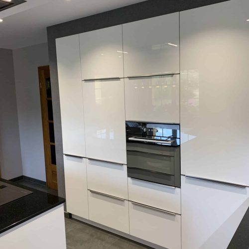 Cuisine moderne avec électroménagers intégrés dans les meubles