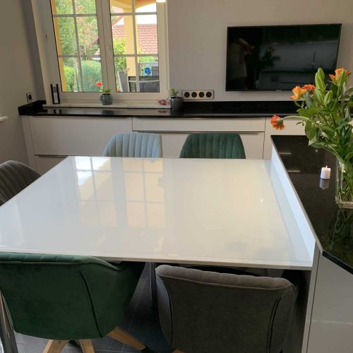 Espace repas dans une cuisine contemporaine