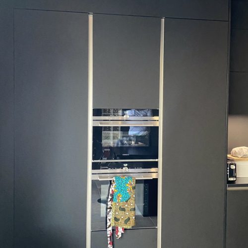 Électroménagers encastrés dans une cuisine contemporaine