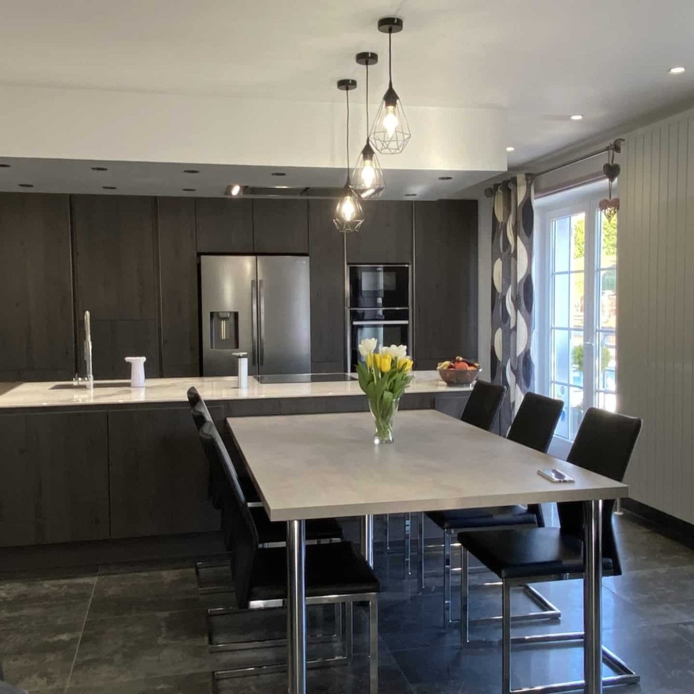 Cuisine équipée sur mesure en bois foncé
