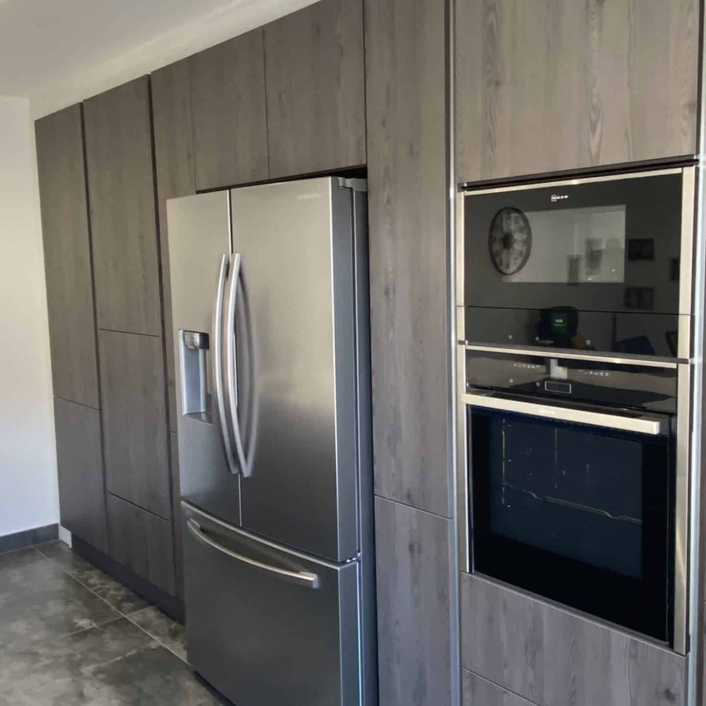 Électroménager encastré dans une cuisine fonctionnelle