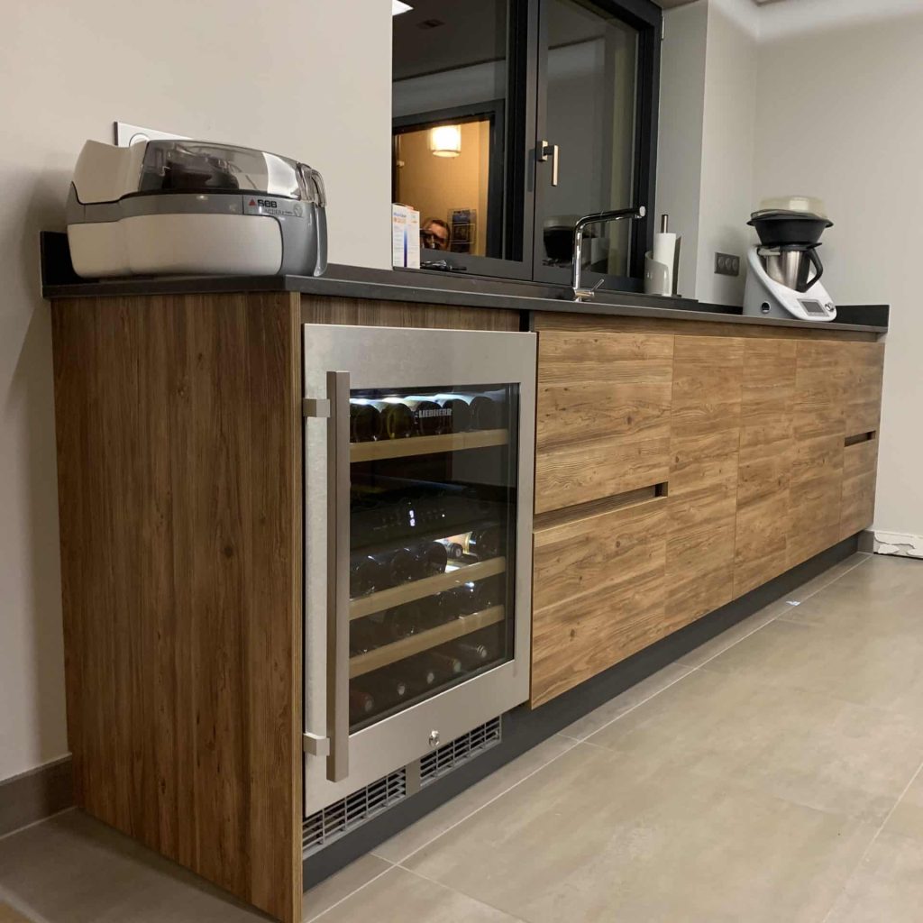 Cave à vin intégrée dans les meubles bas de la cuisine