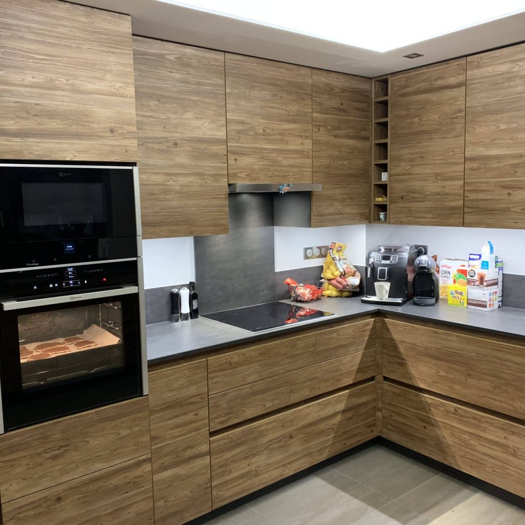 Cuisine en bois moderne avec électroménager intégré