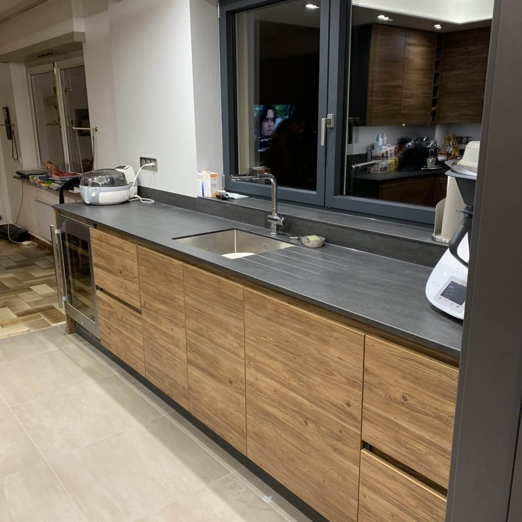 Cuisine en bois avec plan de travail effet béton ciré