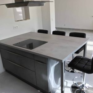 Îlot central avec plaque de cuisson et coin repas