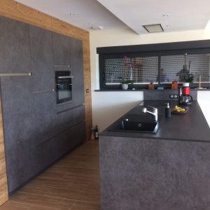 Cuisine sophistiquée avec meubles intégrés dans le mur