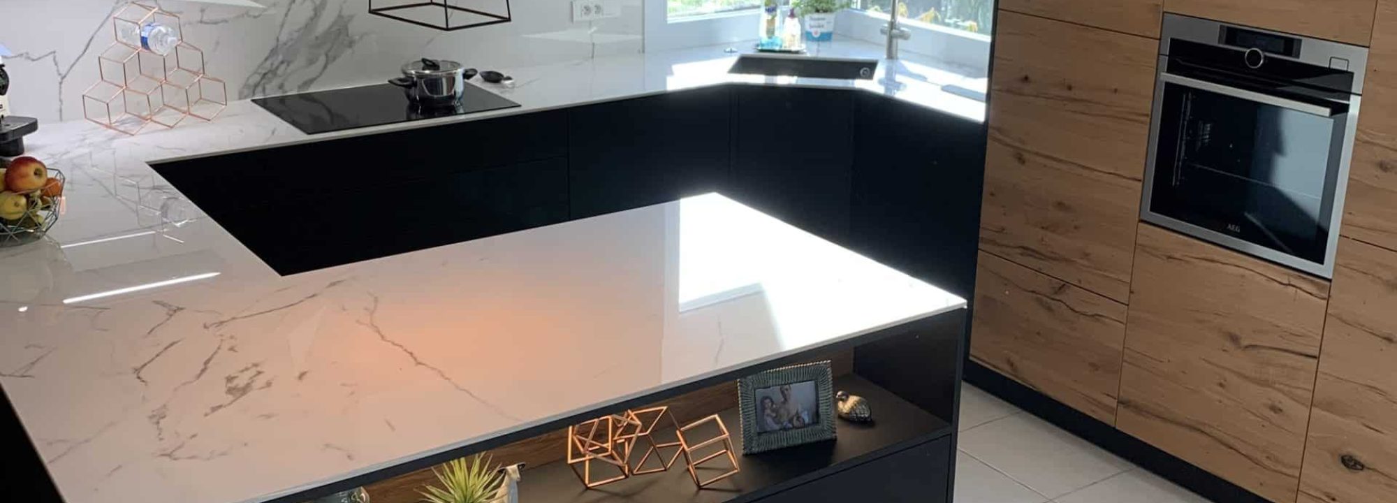 Vue d’ensemble de la cuisine noire et bois
