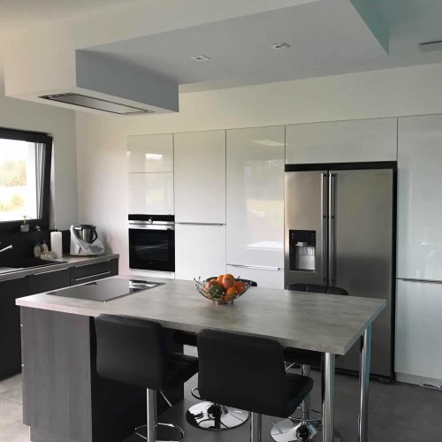 Cuisine blanche laquée brillante avec électroménager encastré