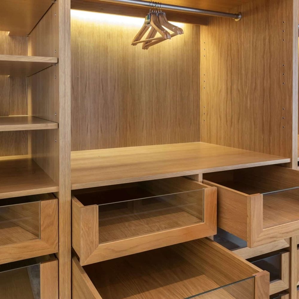 Accessoires de rangement pour un dressing sur mesure garantissant une organisation optimisée et élégante
