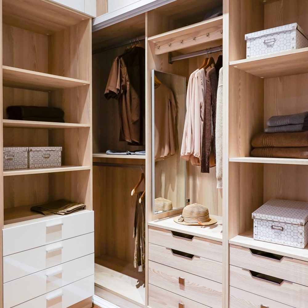 Dressing en angle sur mesure quatorze tiroirs sept étagères et deux penderies