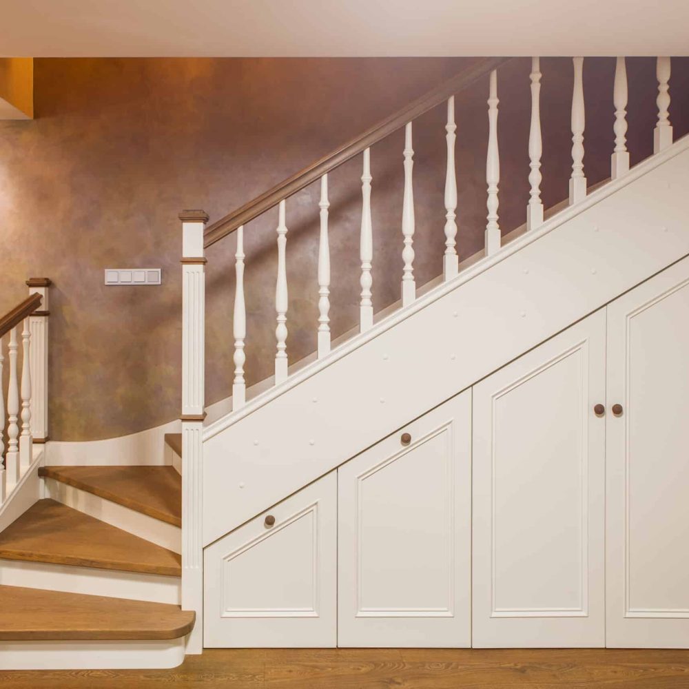 Aménagement rangement sous escalier style classique blanc 4 vantaux