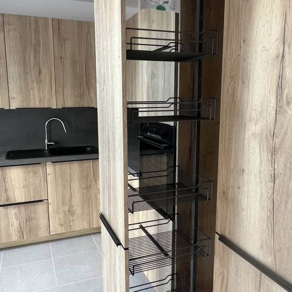 Armoire coulissante moderne offrant un grand espace de rangement avec des portes élégantes et fonctionnelles