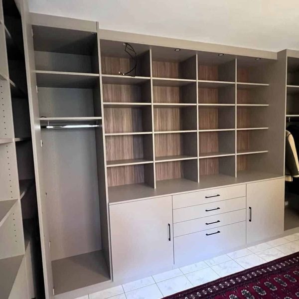 Armoire dressing sur mesure avec penderie, conçue pour un rangement optimisé et une organisation fonctionnelle