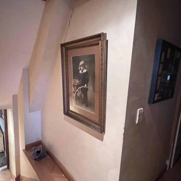 Espace avant l’installation d’un rangement sur mesure, prêt à être optimisé pour un agencement fonctionnel et esthétique