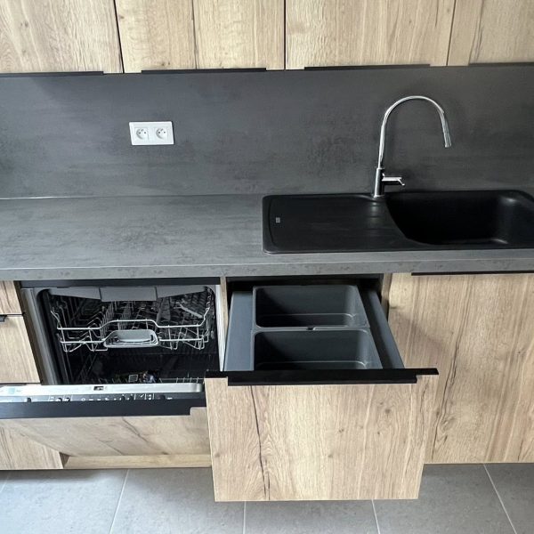 Bac de tri sélectif en hauteur intégré dans une cuisine moderne pour un tri pratique et discret des déchets