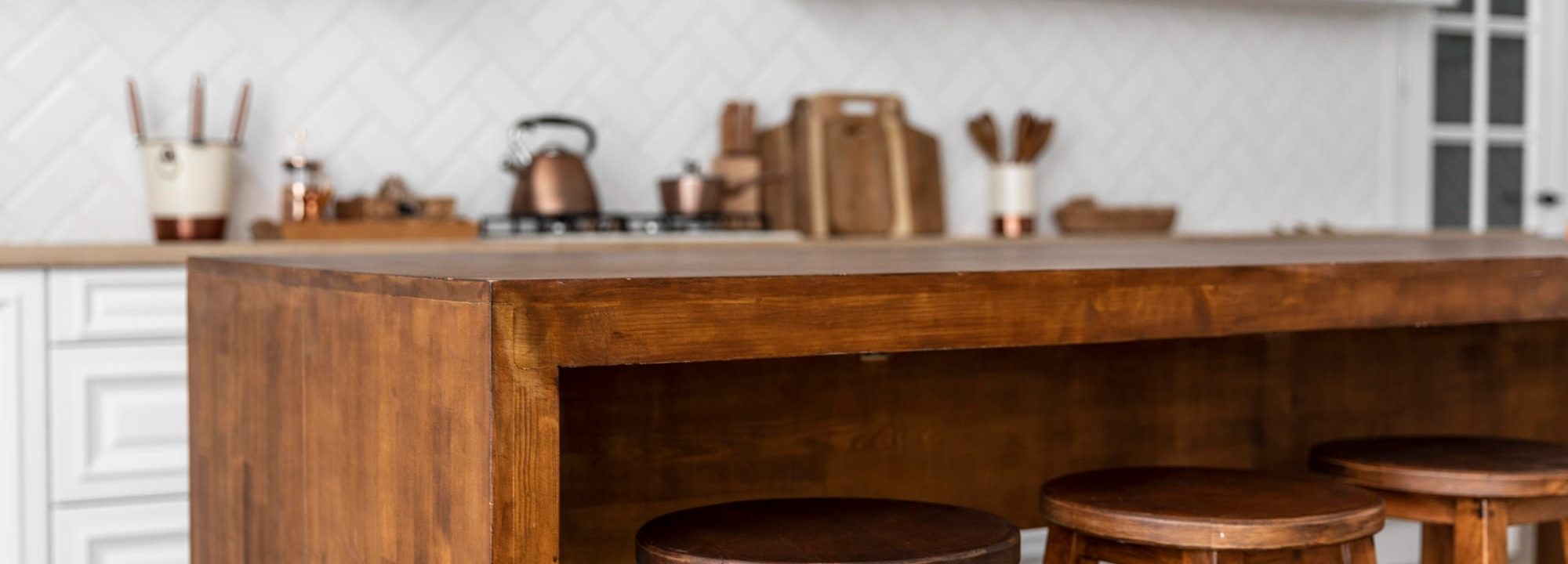 Cuisine blanche avec plan de travail en bois pour un contraste chaleureux et épuré
