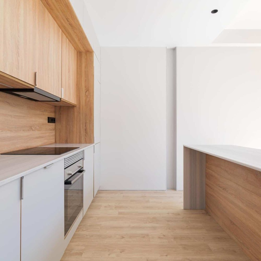 Cuisine blanche et bois pour une atmosphère douce et naturelle