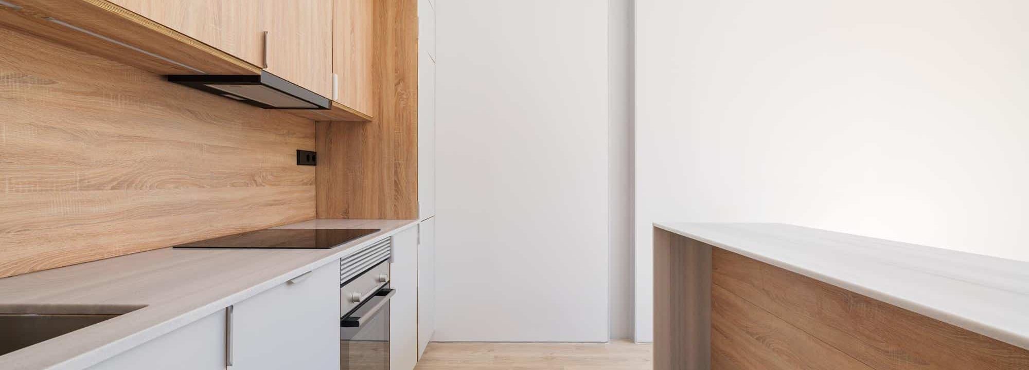 Cuisine blanche et bois pour une atmosphère douce et naturelle
