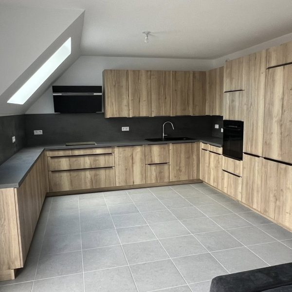 Cuisine en chêne et noir en forme de U alliant chaleur du bois et élégance du design contemporain