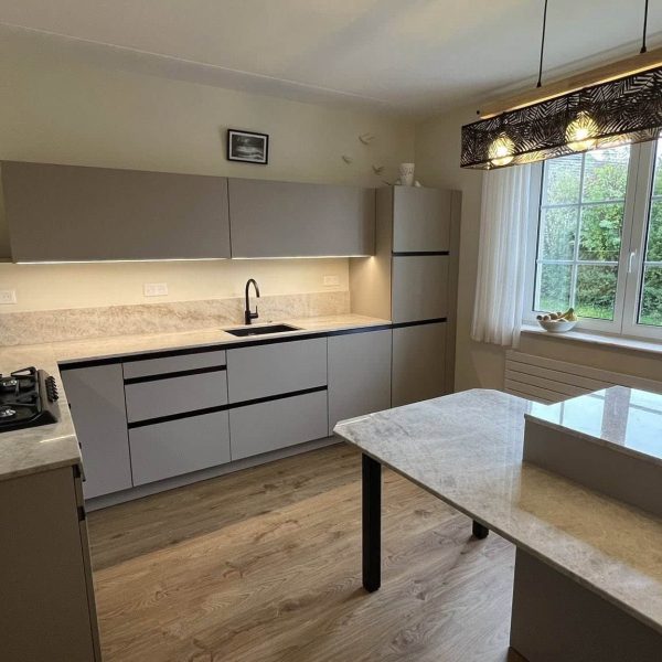 cuisine laquée taupe finition mate au design moderne