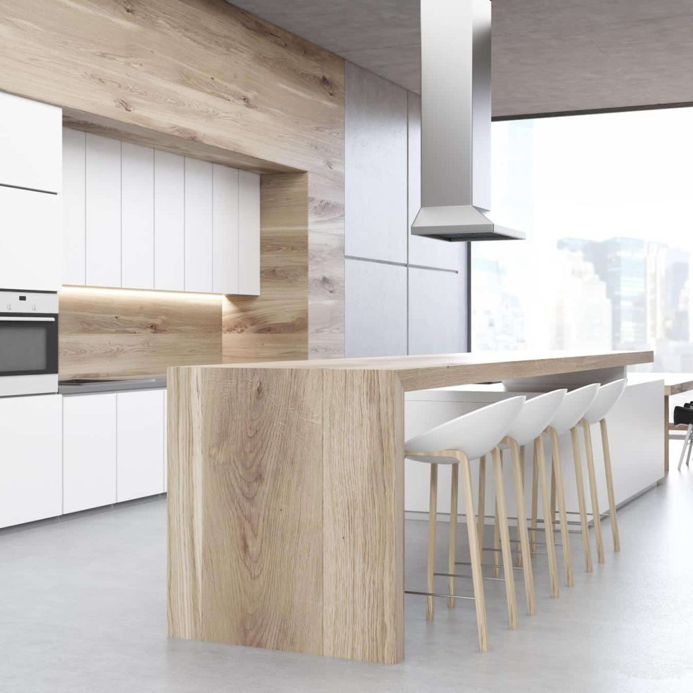 Cuisine moderne avec une grande baie vitrée pour un espace lumineux et ouvert sur l’extérieur