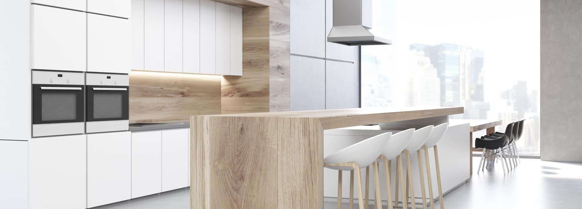 Cuisine moderne avec une grande baie vitrée pour un espace lumineux et ouvert sur l’extérieur