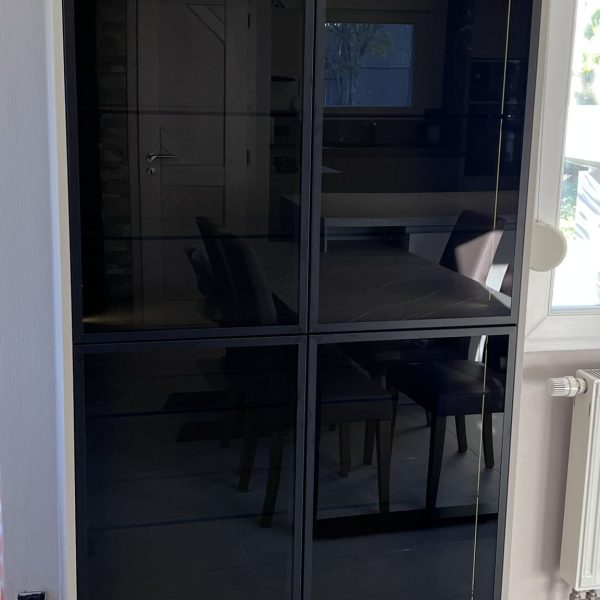 Vitrine intégrée avec vitres teintées noires dans une cuisine sur mesure