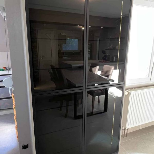 Vitrine avec vitres teintées noires