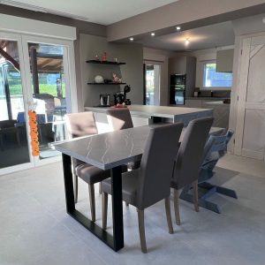 Espace repas dans une cuisine moderne et minimaliste