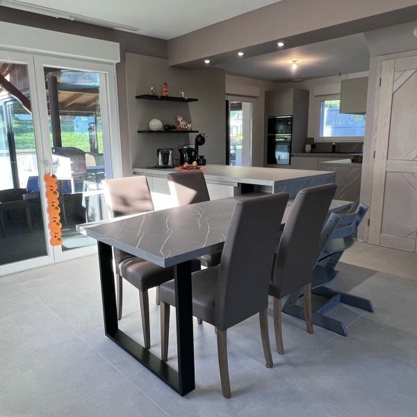 Espace repas dans une cuisine moderne et minimaliste