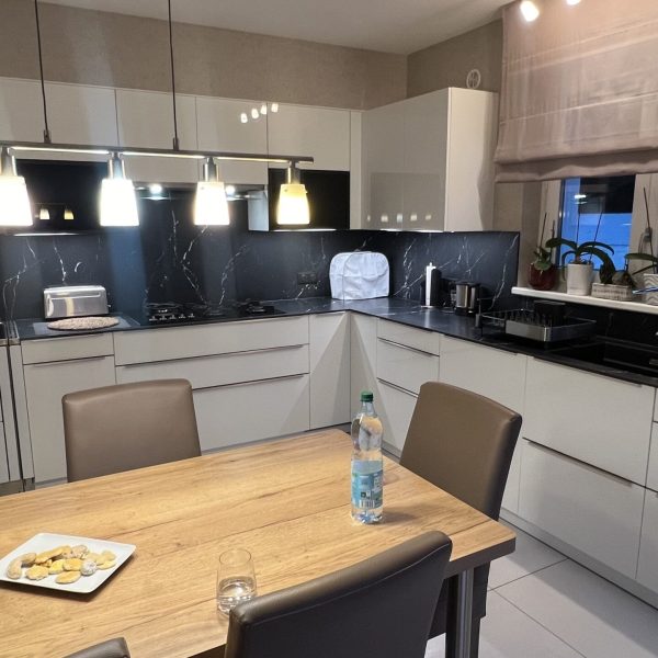 Cuisine Saverne moderne mêlant blanc bois et détails élégants pour un espace lumineux et chaleureux
