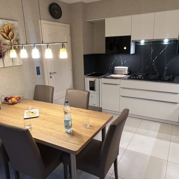 Cuisine Saverne moderne alliant surfaces blanches et touches de bois dans une ambiance sobre et lumineuse