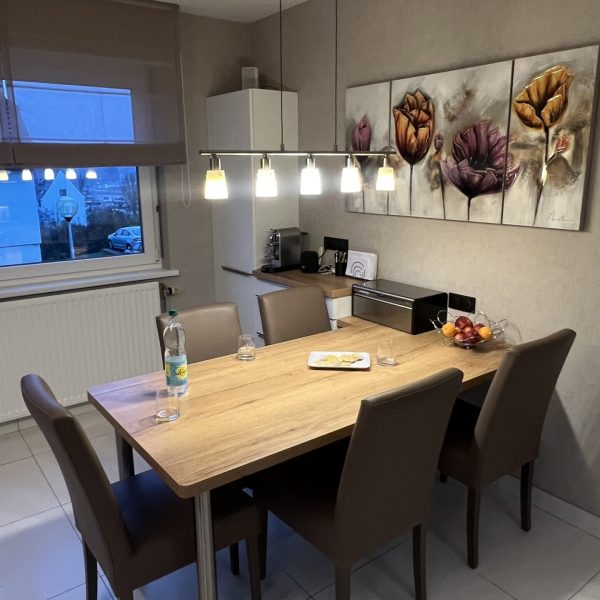 Cuisine Saverne chic et moderne combinant blanc bois et lignes épurées