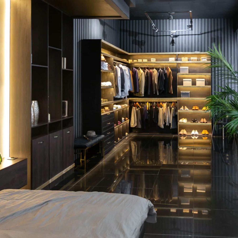 Dressing en L de couleur noire conçu pour un rangement fonctionnel et élégant