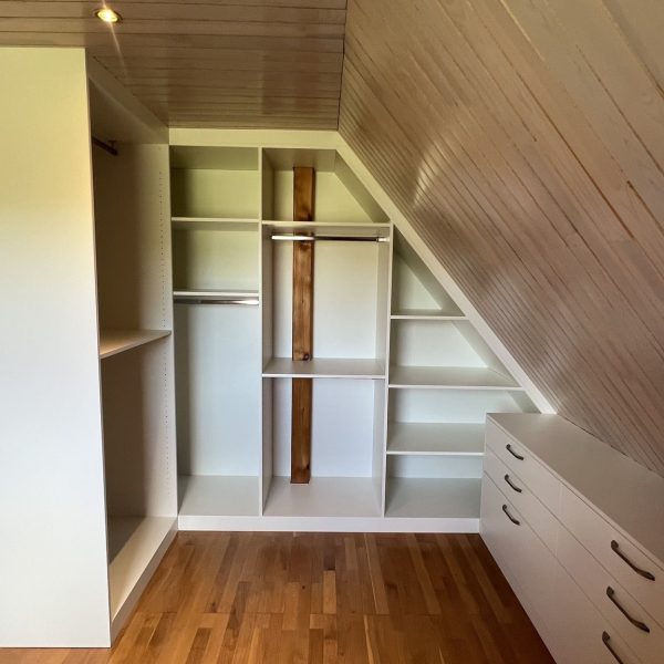 dressing sur-mesure avec agencement optimisé selon l’espace et les besoins de rangement