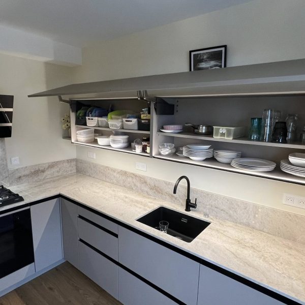 éléments hauts de cuisine moderne au design épuré